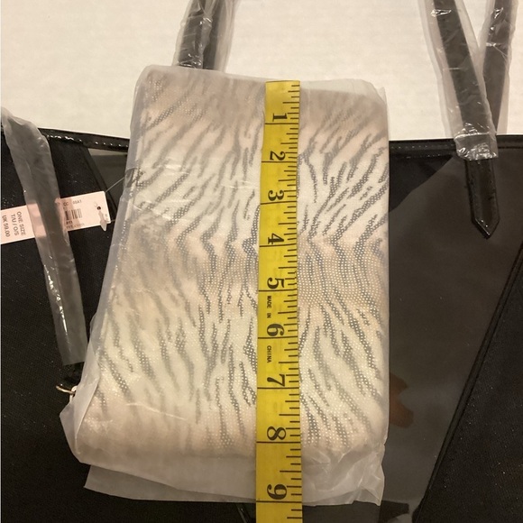 Victoria Secret Tote Bag With Makeup Bag NWT - Picture 6 of 7